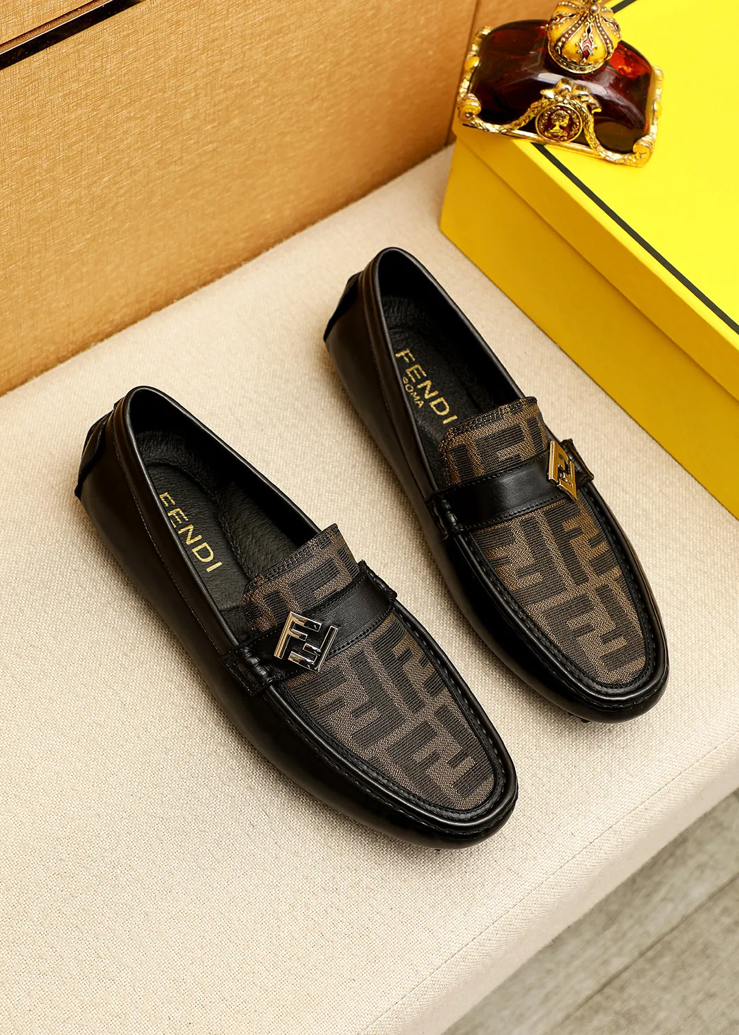Men's shoes 💰380 💐 Product trademark: FENDI [Fendi] Doudou shoes Regular size: 38-44 (45.46.47🉑️Customized) Product materials: Selected imported first-layer calfskin upper + luxury hardware buckle, imported pig 🐖 lining. Strong three-dimensional visual effect, original outsole color: 1⃣️color optional